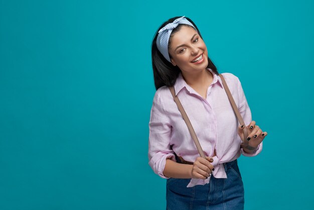 Foto chica de camisa blanca y falda de jeans con mochila de moda