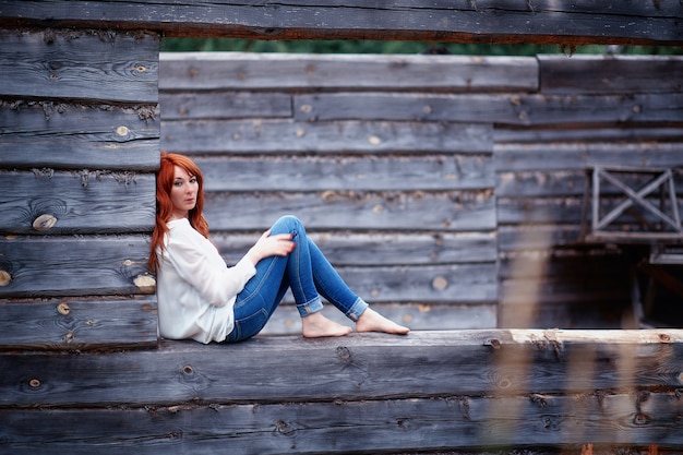 Chica en camisa blanca y jeans azules