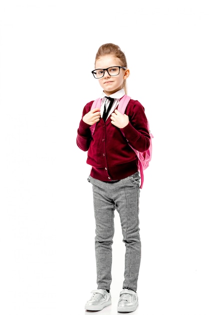 Chica de camisa blanca, pantalón gris y gafas redondas.