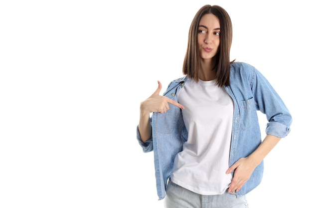 Chica en camisa de jeans aislado sobre fondo blanco.