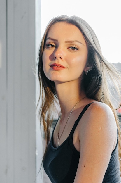 chica con una camisa negra posando para la cámara