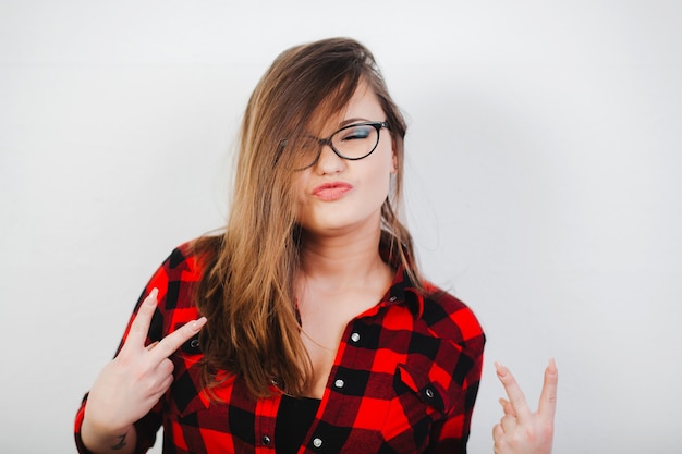 Chica en una camisa roja a cuadros y gafas