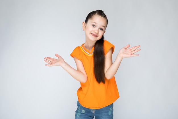 Chica en una camiseta naranja y blue jeans