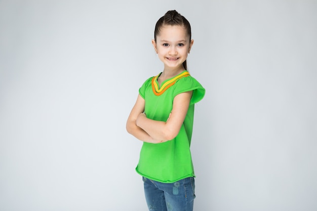 Chica en camiseta verde y jeans azules