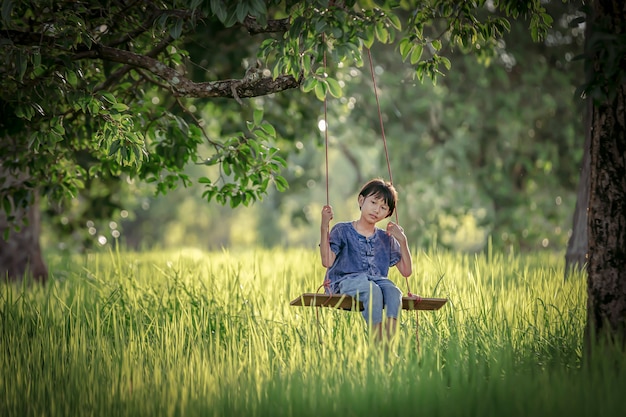 Chica campesina tailandesa viviendo en un campo de arroz