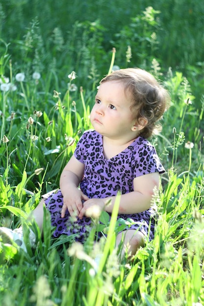 Chica en un campo de diente de león