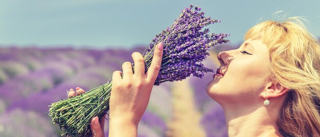 Chica en un campo de flores de lavanda.