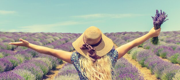 Chica en un campo de flores de lavanda.