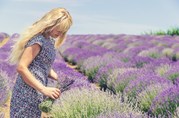 Chica en un campo de flores de lavanda.