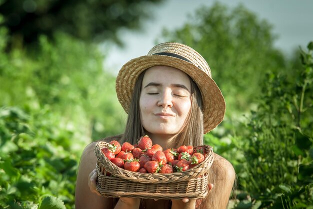 Chica en campo de fresas