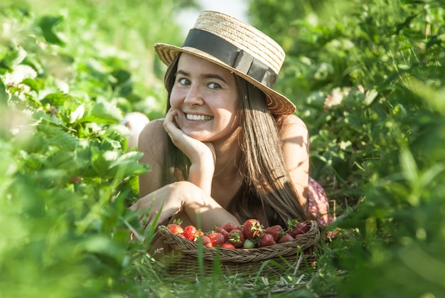 Chica en campo de fresas