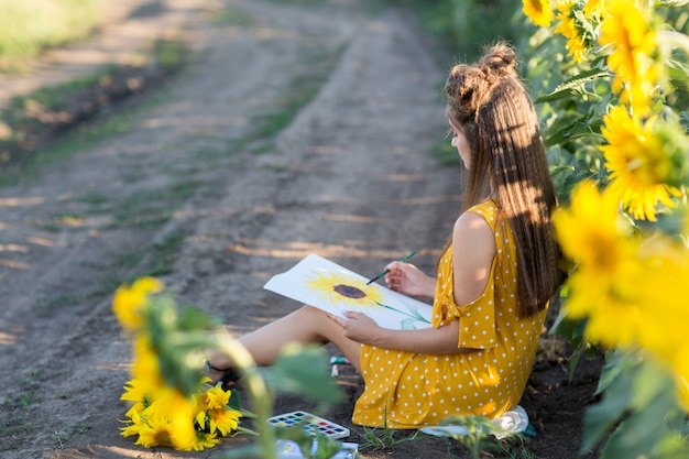 Chica en un campo de girasol