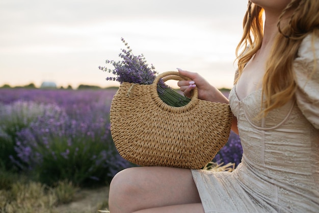 Chica en un campo de lavanda Mujer en un campo de flores de lavanda al atardecer con un vestido blanco Francia Provenza