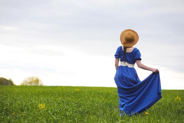 Chica en el campo por la noche.