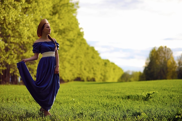 Chica en el campo por la noche.