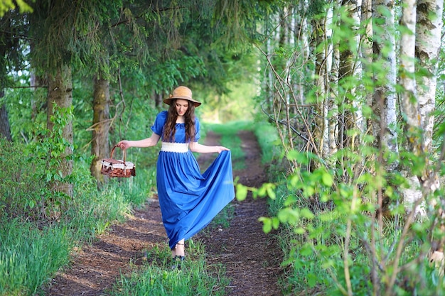 Chica en el campo por la noche.