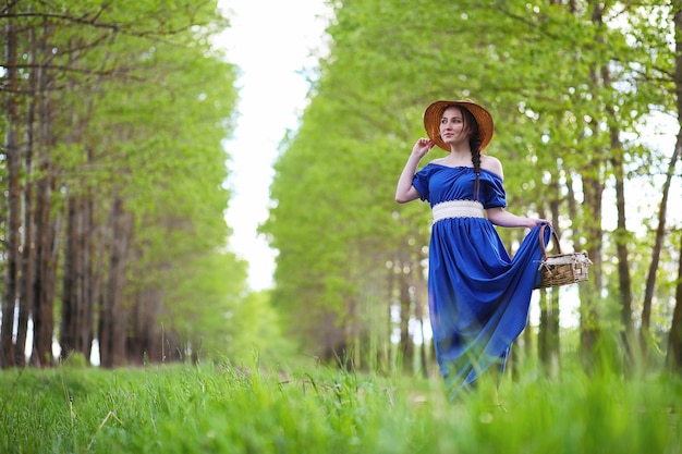 Chica en el campo por la noche.