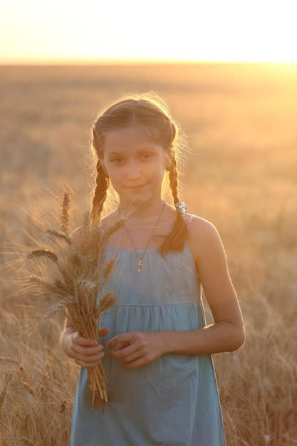 Chica en un campo de trigo