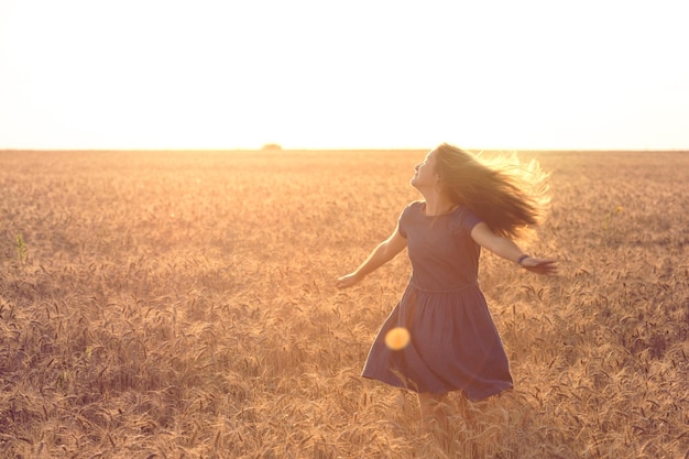 chica en el campo