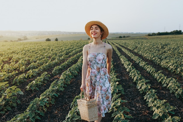 Chica con una canasta en campo