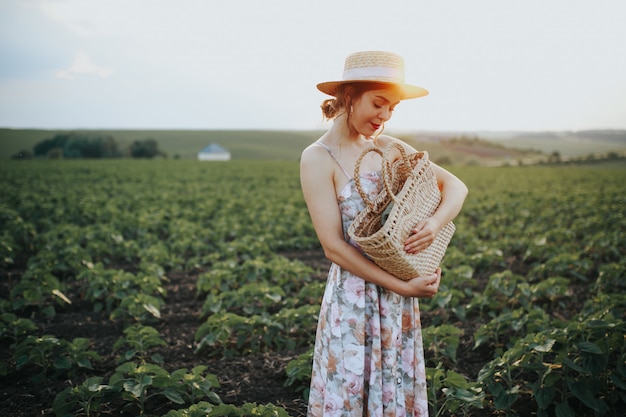 Chica con una canasta en campo