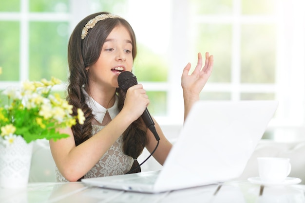 Chica cantando karaoke