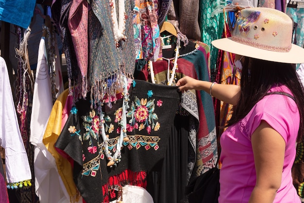 Chica con cara de máscara en el mercado de artesanías artesanías mexicanas