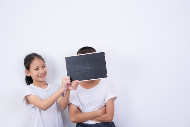 Chica con cara de niño de portada de tiza