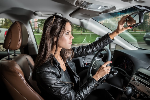 La chica en el carro