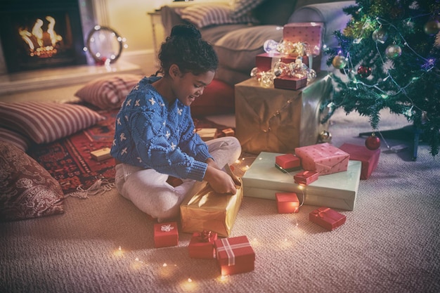 Chica en casa en Navidad