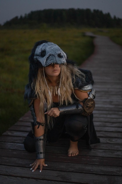 Foto la chica del casco de hueso está sobre una rodilla.