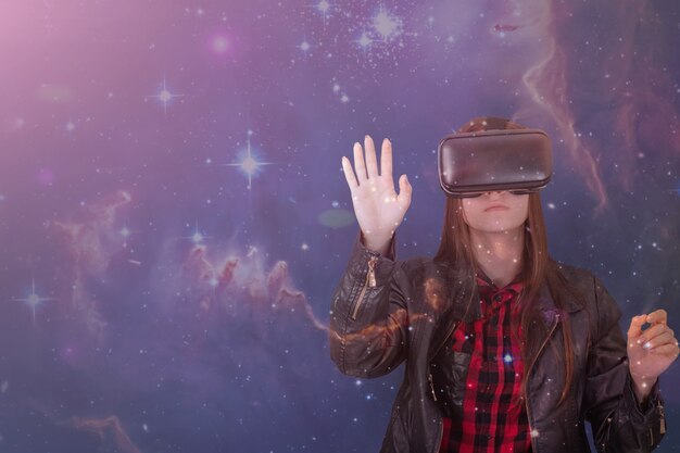 Chica en casco VR en galaxia espacial