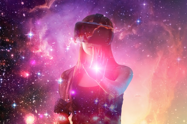 Chica en casco VR en galaxia espacial