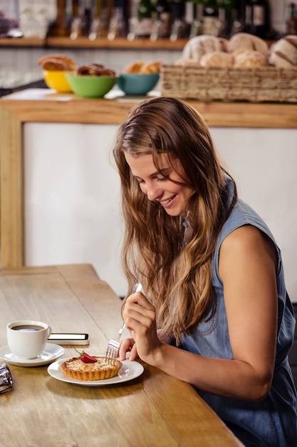 Chica casual comiendo un postre