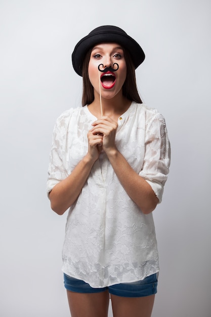 Chica casual joven emocionada que se divierte. Aislado sobre fondo blanco.