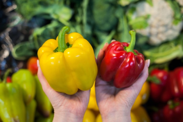 Chica caucásica comprando productos alimenticios de verduras frescas en el mercado