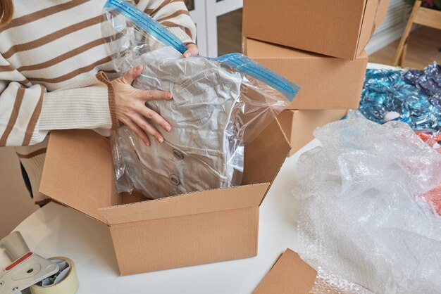 Chica caucásica grabando cajas para mudarse a un nuevo apartamento