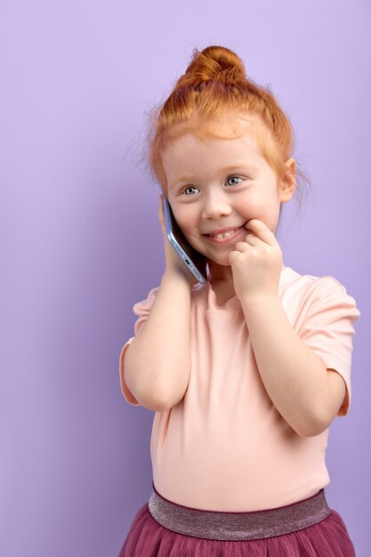 Chica caucásica hablando por teléfono en el interior