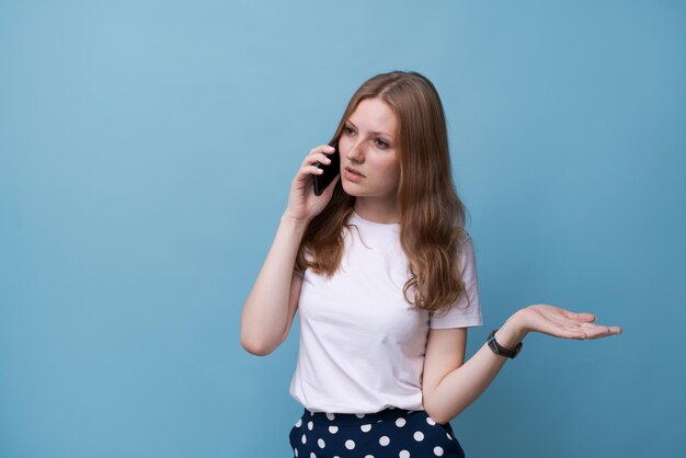 Foto chica caucásica sociable hablando por teléfono inteligente llamando a un amigo conversación seria con los padres o en...