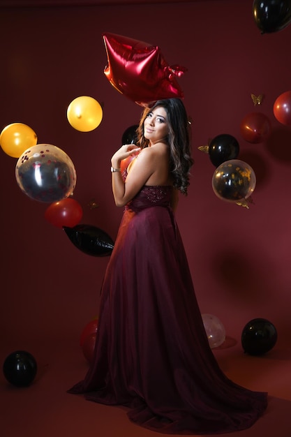 chica celebra fiesta con vestido corintio en estudio fotográfico