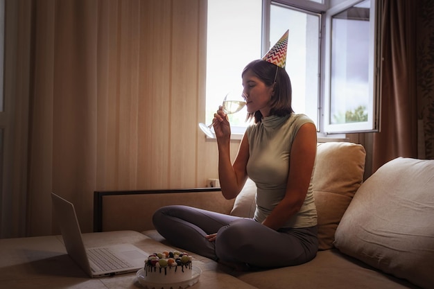 Chica celebrando cumpleaños online en tiempo de cuarentena