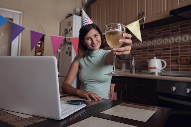 Chica celebrando cumpleaños online en tiempo de cuarentena