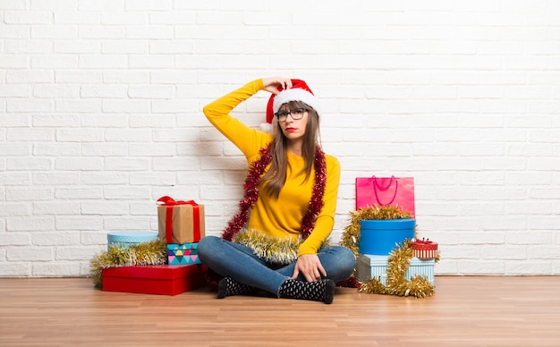 Chica celebrando las fiestas navideñas de pie y pensando una idea.