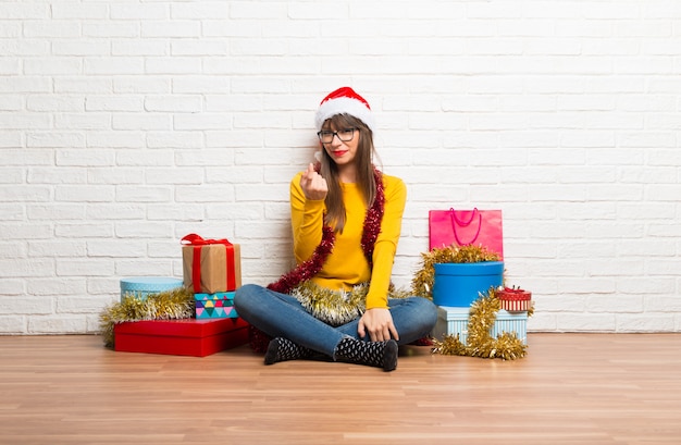 Chica celebrando las fiestas navideñas presentando e invitando a venir.