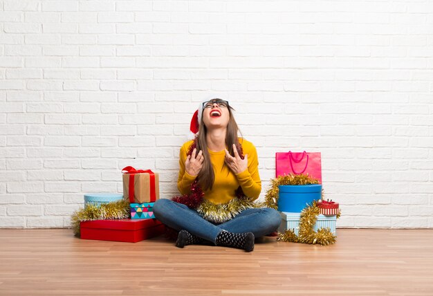 Chica celebrando las vacaciones de Navidad molesta enojada en gesto furioso