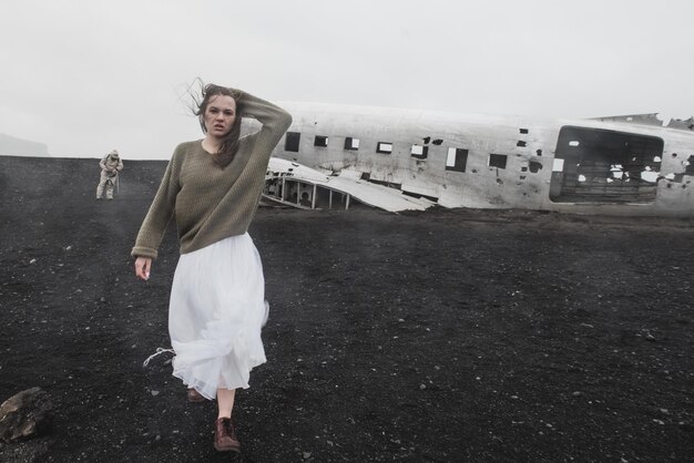 chica cerca del avión en Solheimasandur en Islandia