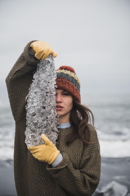 Chica cerca del glaciar en Islandia