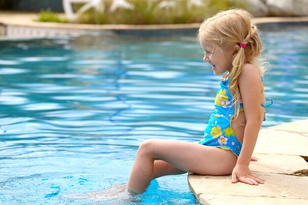 Chica cerca de la piscina al aire libre