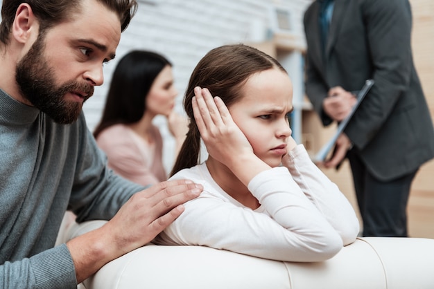 Chica Cerrar Orejas Con Manos Ignorar Padre Hablar