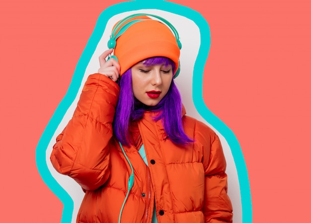 Chica de chaqueta con auriculares sobre fondo de color coral vivo dibujado